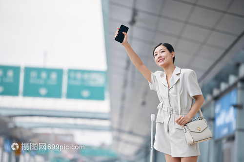 街頭光影中的瞬間 女性攔車招手照的沖印與意義